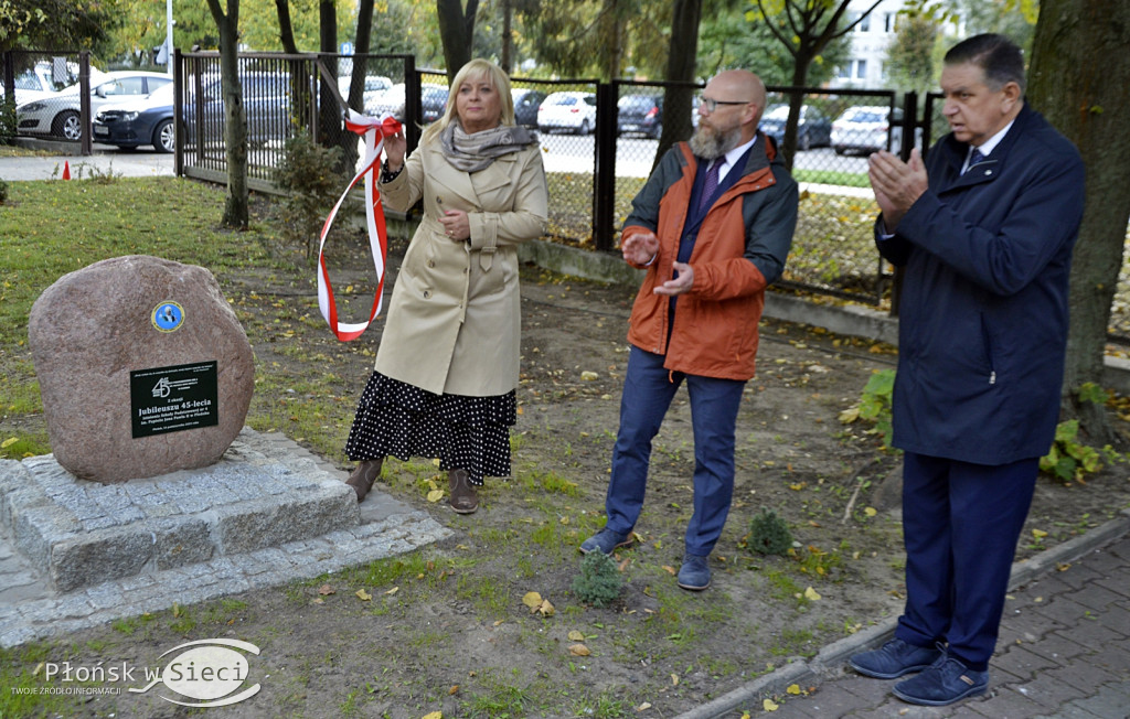 45 lat płońskiej ''czwórki'' - dąb i tablica