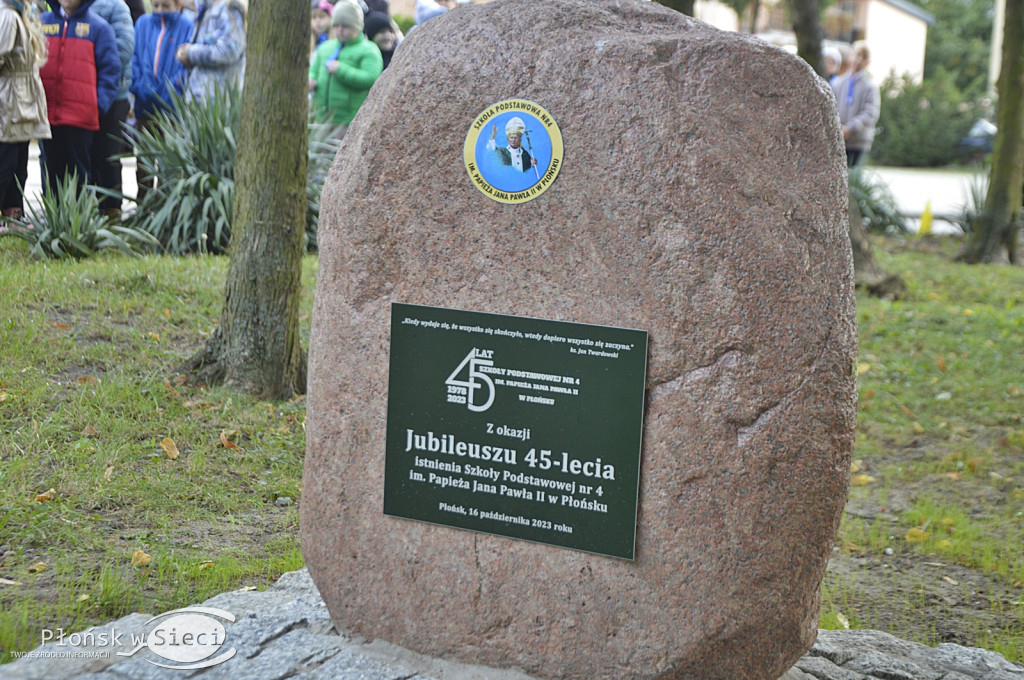 45 lat płońskiej ''czwórki'' - dąb i tablica