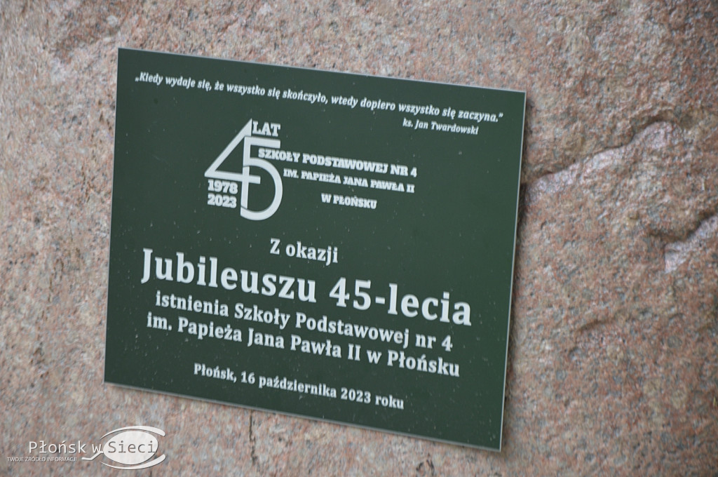 45 lat płońskiej ''czwórki'' - dąb i tablica