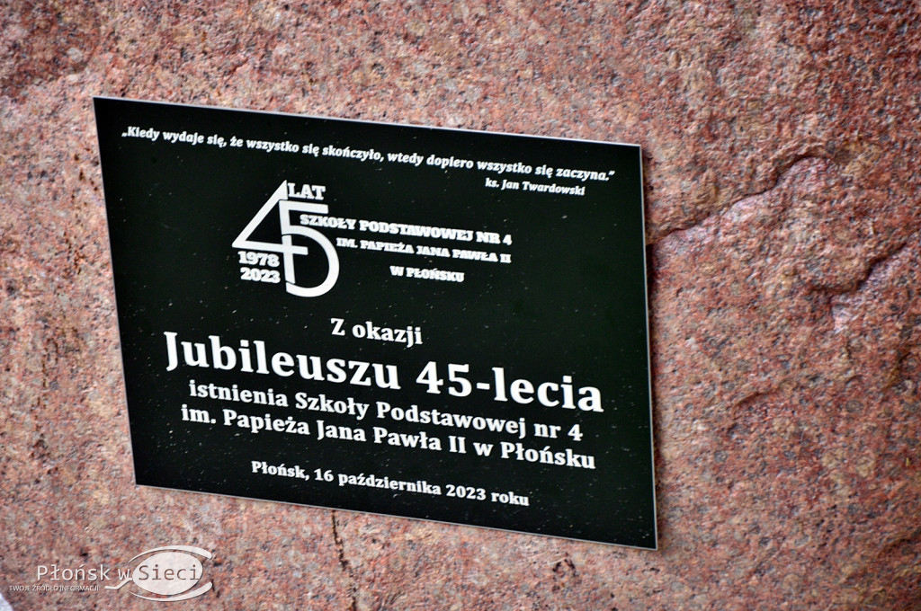 45 lat płońskiej ''czwórki'' - dąb i tablica