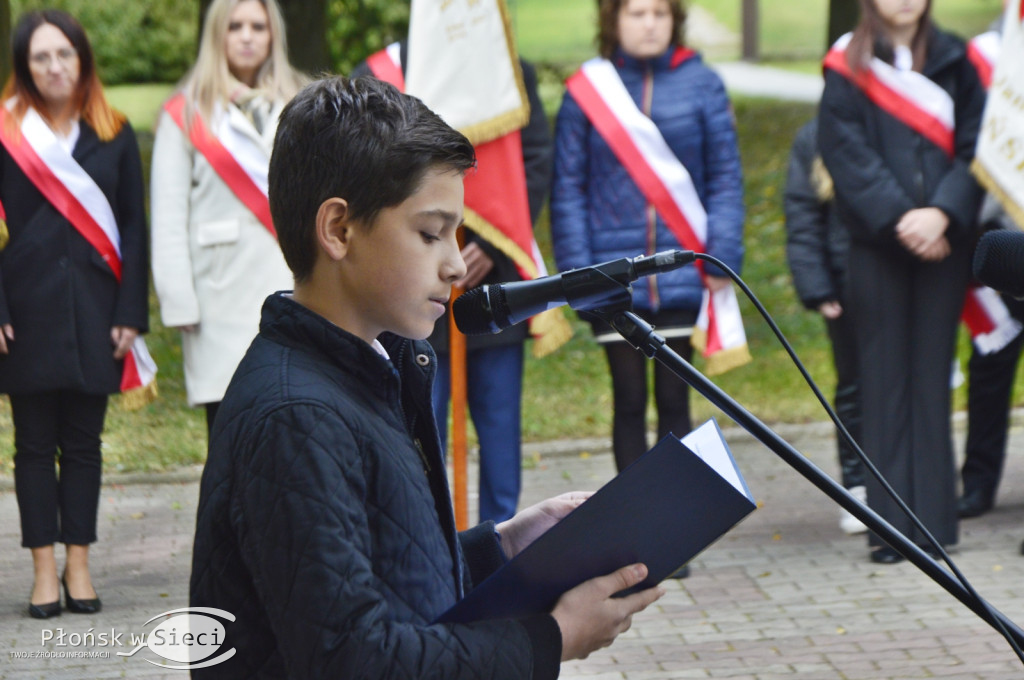 45 lat płońskiej ''czwórki'' - dąb i tablica