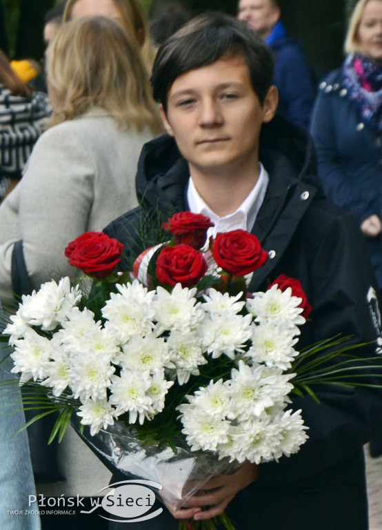 45 lat płońskiej ''czwórki'' - dąb i tablica