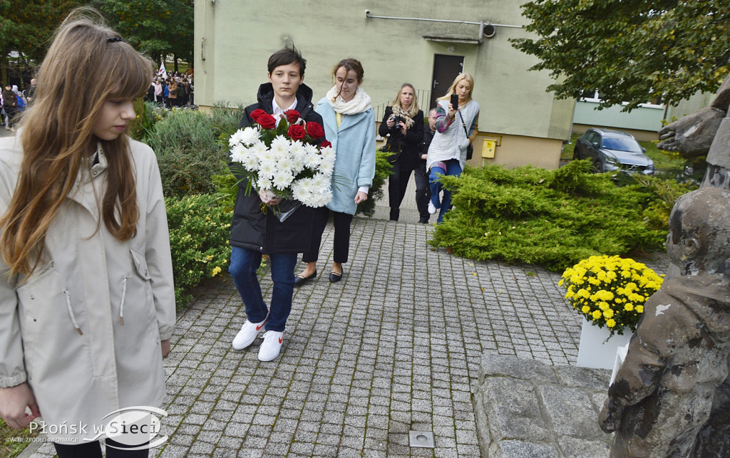 45 lat płońskiej ''czwórki'' - dąb i tablica