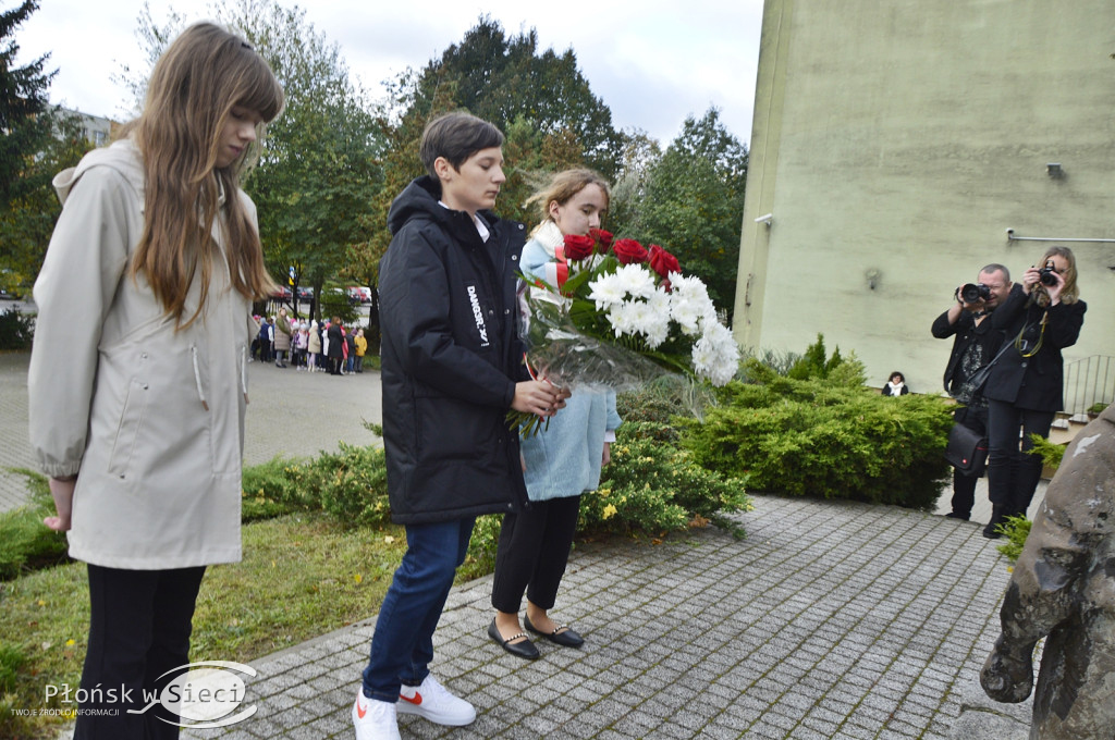 45 lat płońskiej ''czwórki'' - dąb i tablica