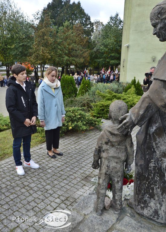 45 lat płońskiej ''czwórki'' - dąb i tablica