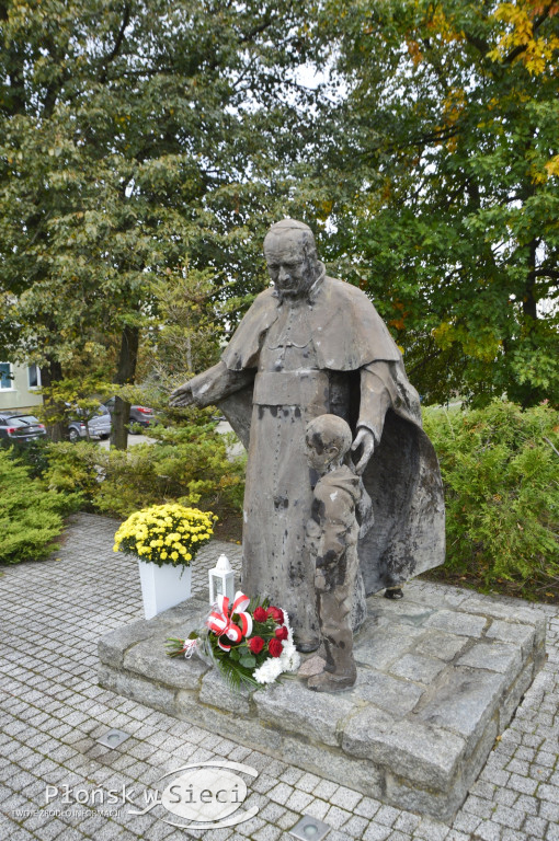 45 lat płońskiej ''czwórki'' - dąb i tablica