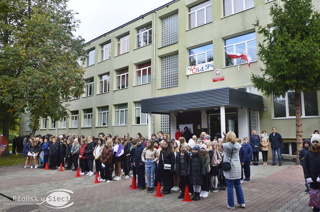45 lat płońskiej ''czwórki'' - dąb i tablica