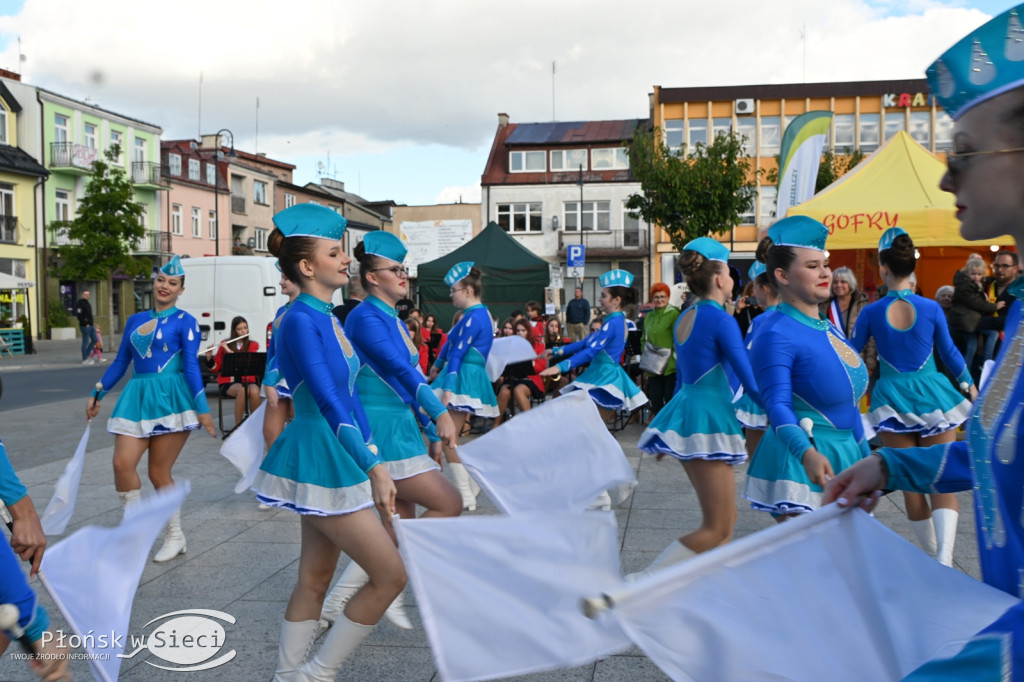 Mażoretki z orkiestrą na dniach patrona