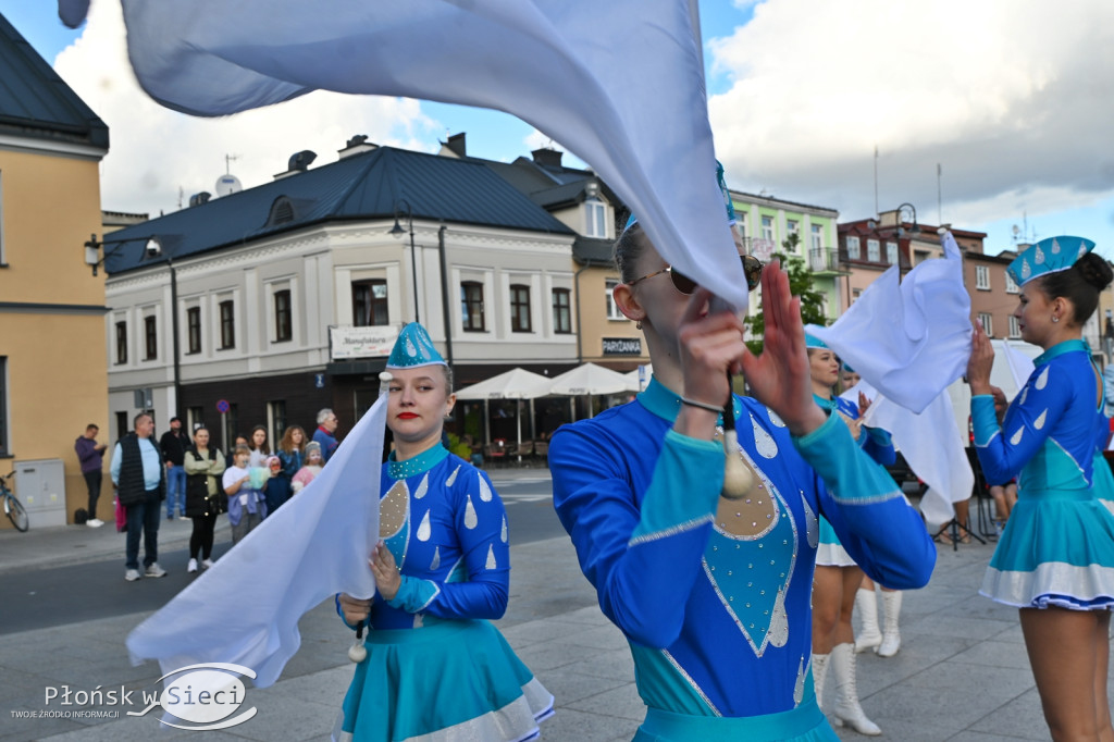 Mażoretki z orkiestrą na dniach patrona