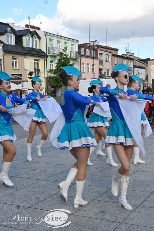 Mażoretki z orkiestrą na dniach patrona