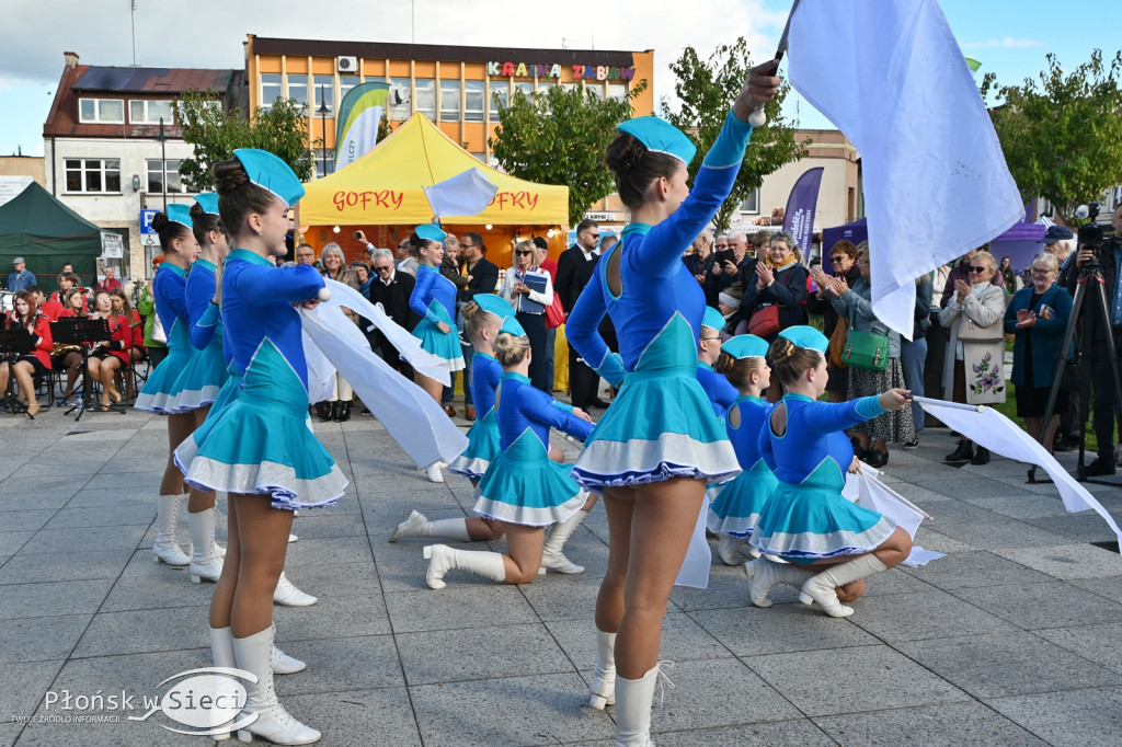 Mażoretki z orkiestrą na dniach patrona