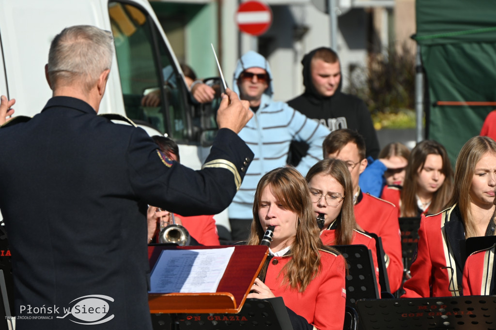 Mażoretki z orkiestrą na dniach patrona