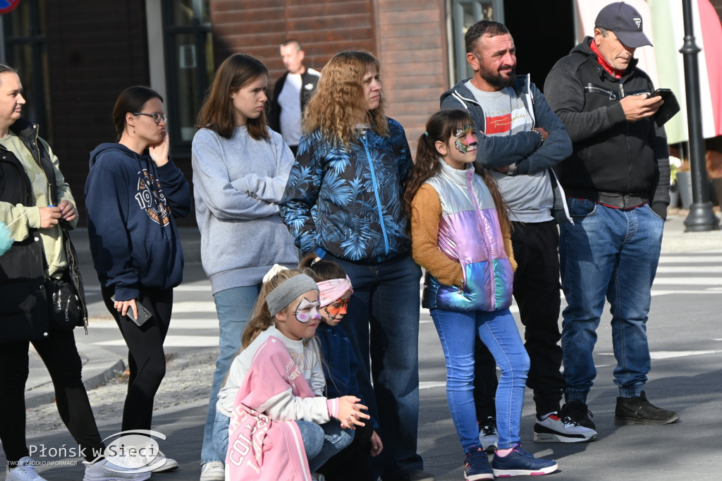 Mażoretki z orkiestrą na dniach patrona