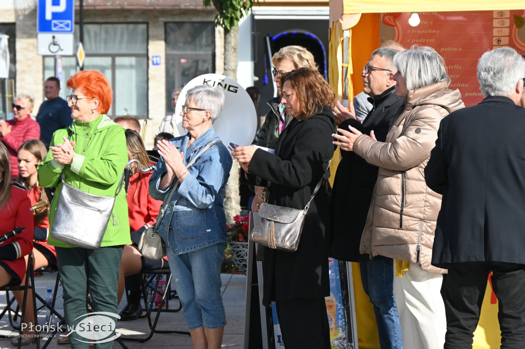 Mażoretki z orkiestrą na dniach patrona