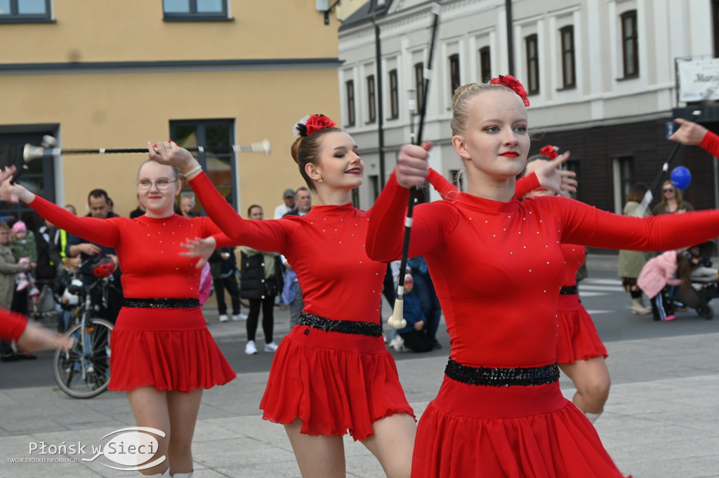 Mażoretki z orkiestrą na dniach patrona