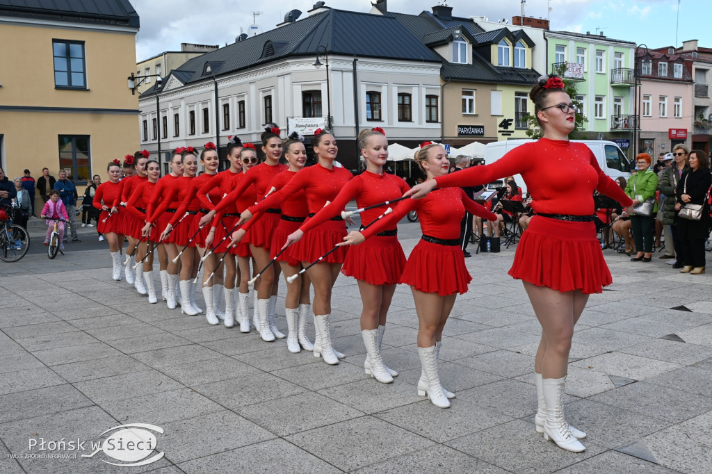 Mażoretki z orkiestrą na dniach patrona