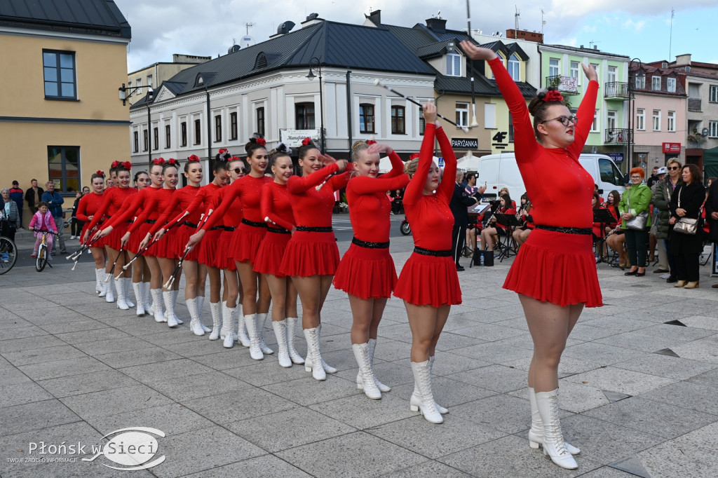 Mażoretki z orkiestrą na dniach patrona