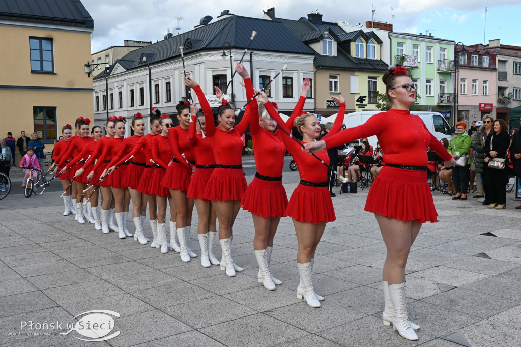 Mażoretki z orkiestrą na dniach patrona