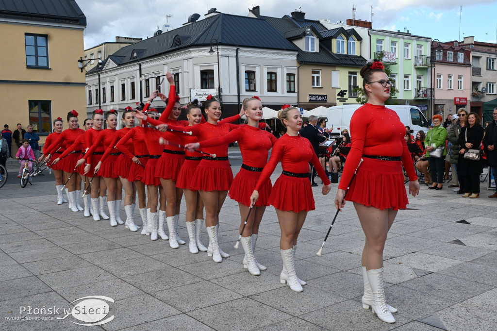 Mażoretki z orkiestrą na dniach patrona