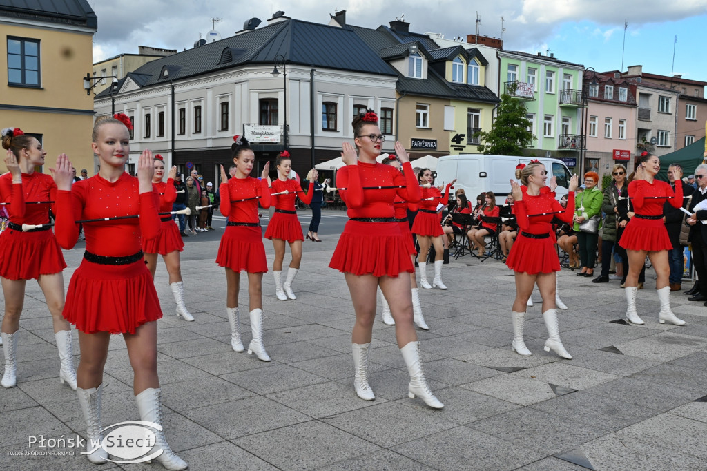 Mażoretki z orkiestrą na dniach patrona