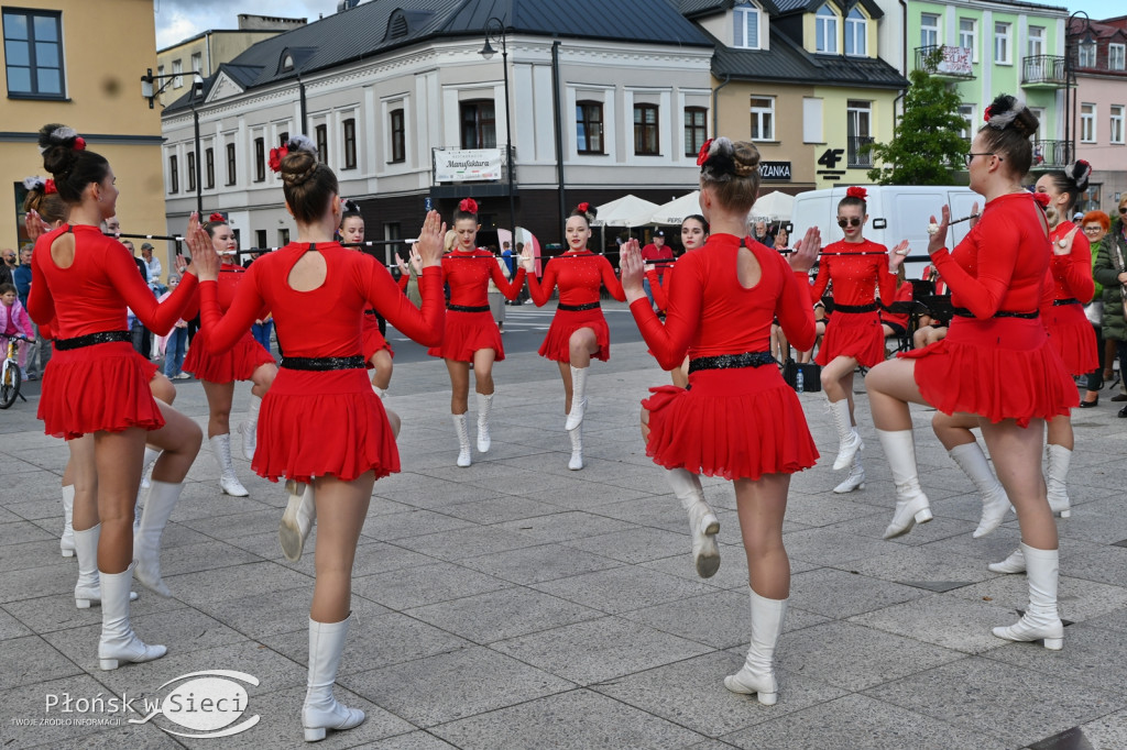 Mażoretki z orkiestrą na dniach patrona