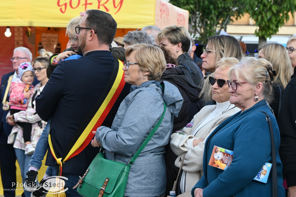 Mażoretki z orkiestrą na dniach patrona