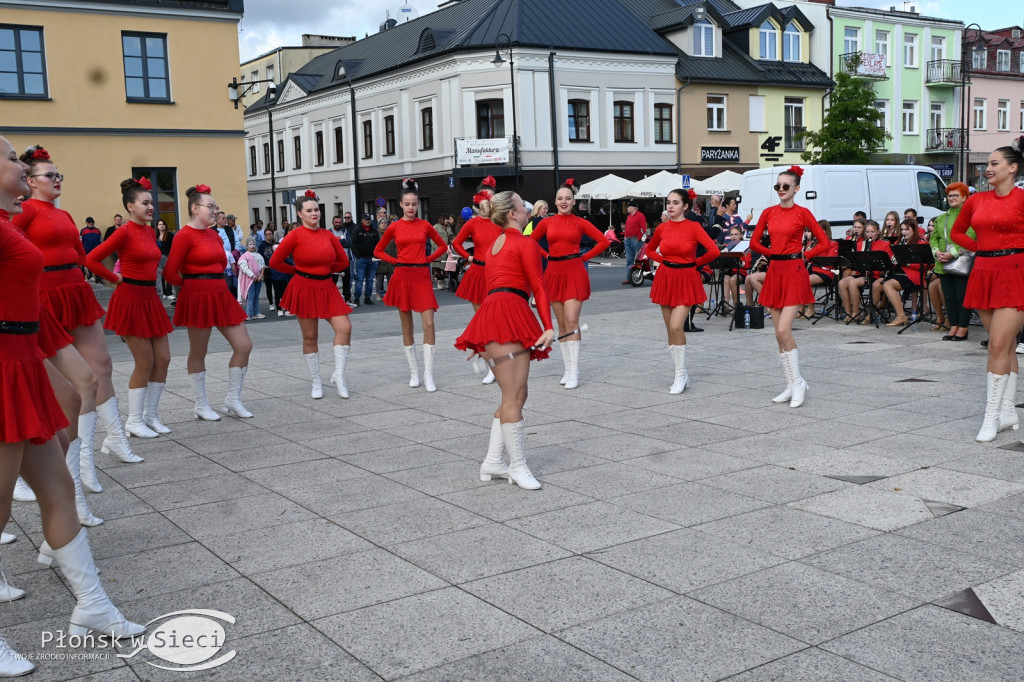 Mażoretki z orkiestrą na dniach patrona