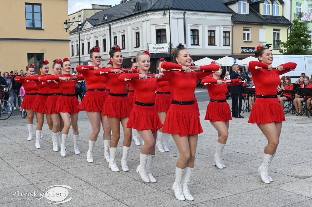 Mażoretki z orkiestrą na dniach patrona