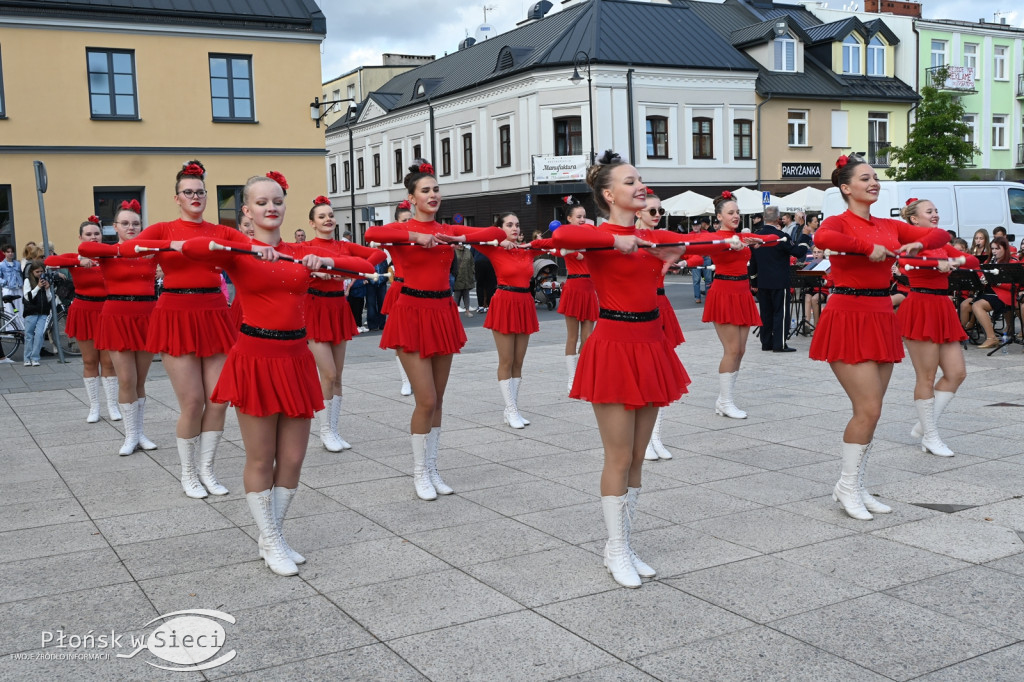 Mażoretki z orkiestrą na dniach patrona