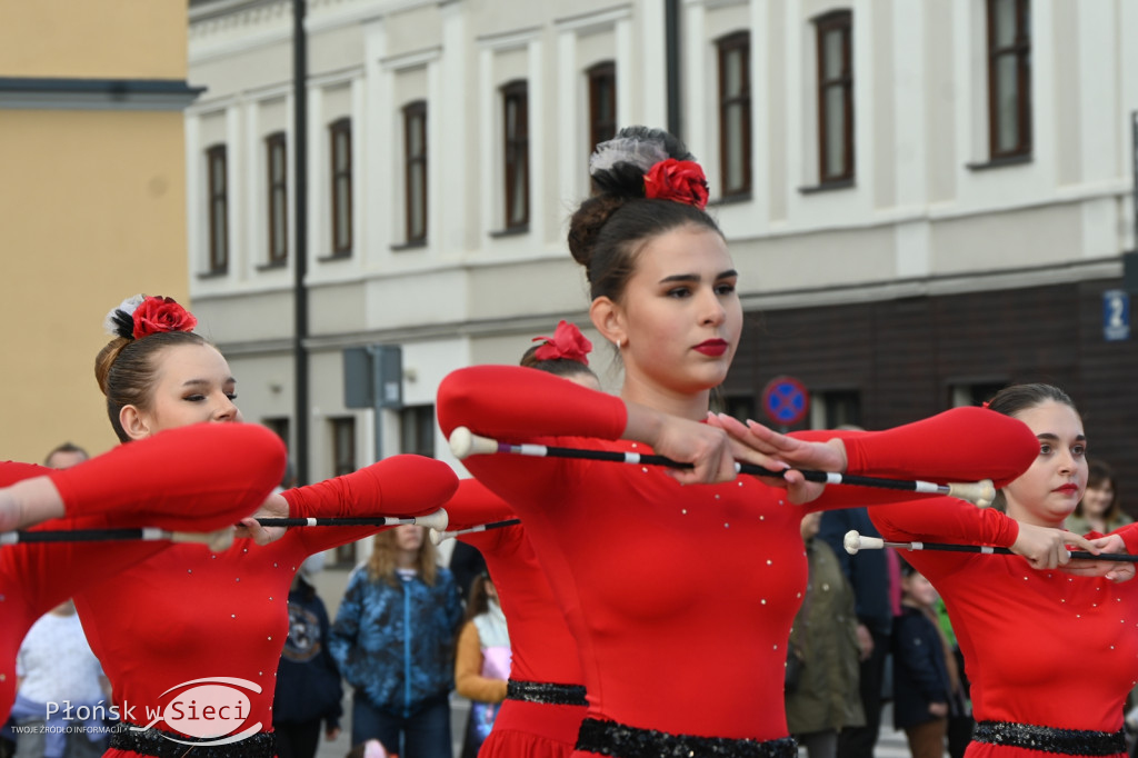 Mażoretki z orkiestrą na dniach patrona