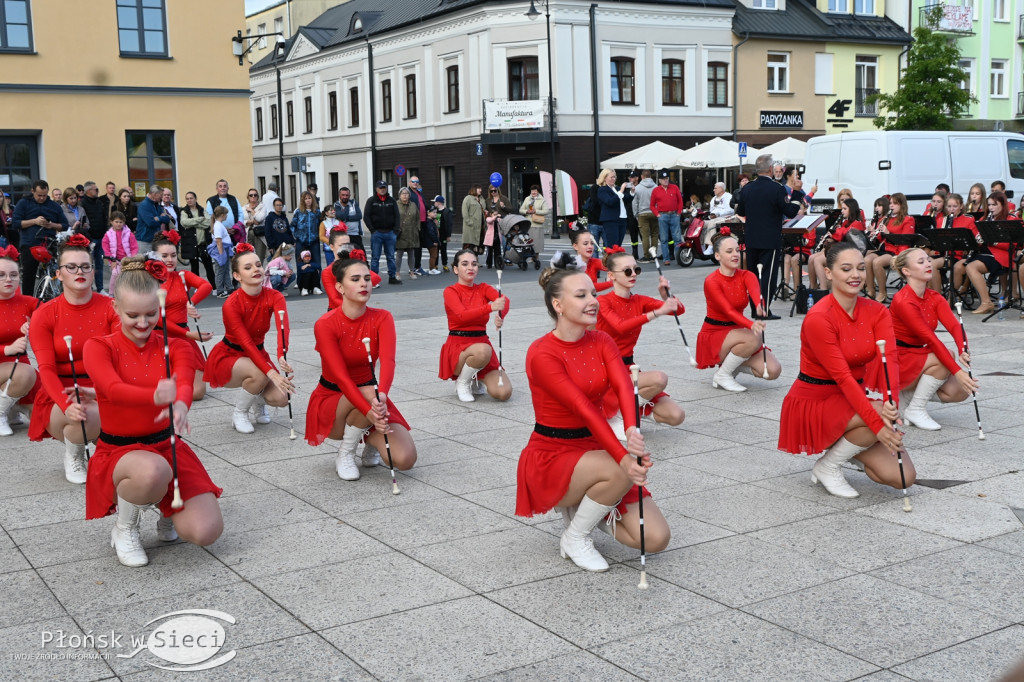 Mażoretki z orkiestrą na dniach patrona