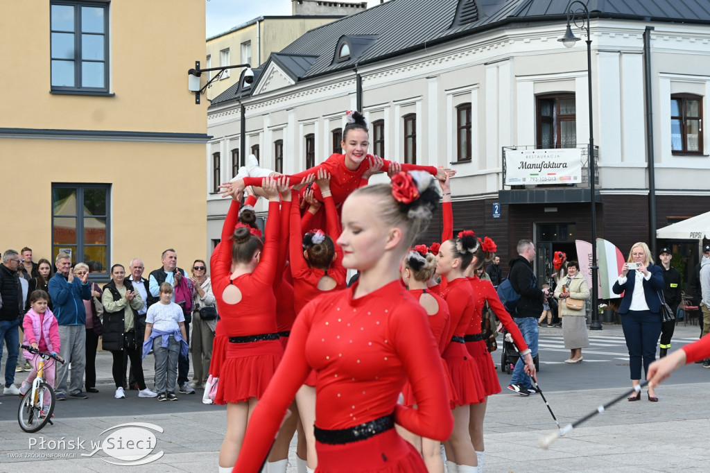 Mażoretki z orkiestrą na dniach patrona