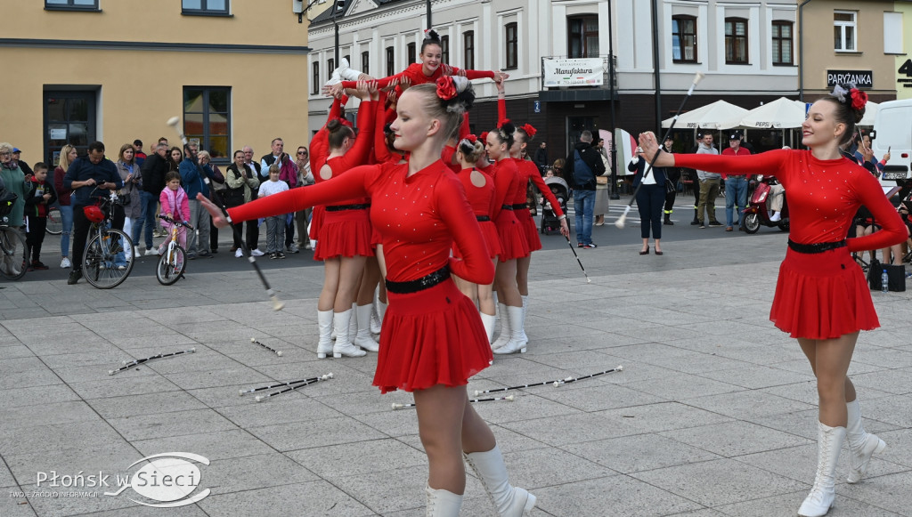 Mażoretki z orkiestrą na dniach patrona