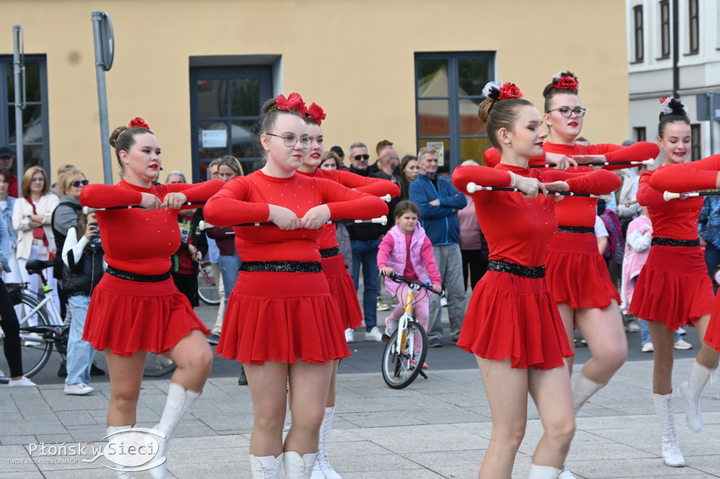 Mażoretki z orkiestrą na dniach patrona