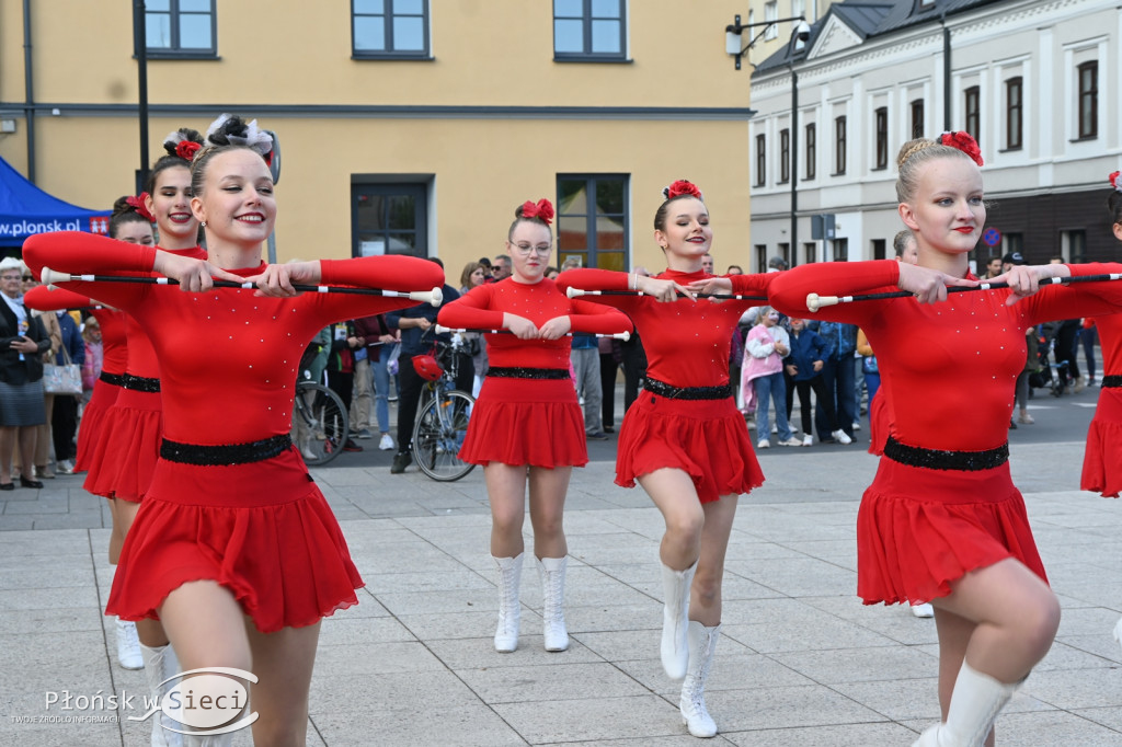 Mażoretki z orkiestrą na dniach patrona