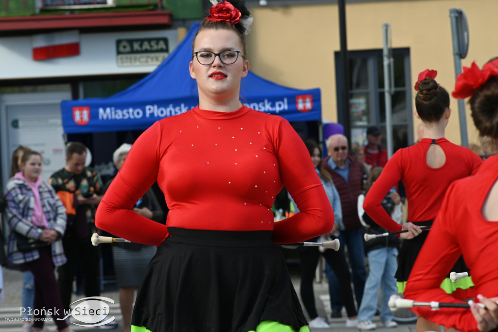 Mażoretki z orkiestrą na dniach patrona