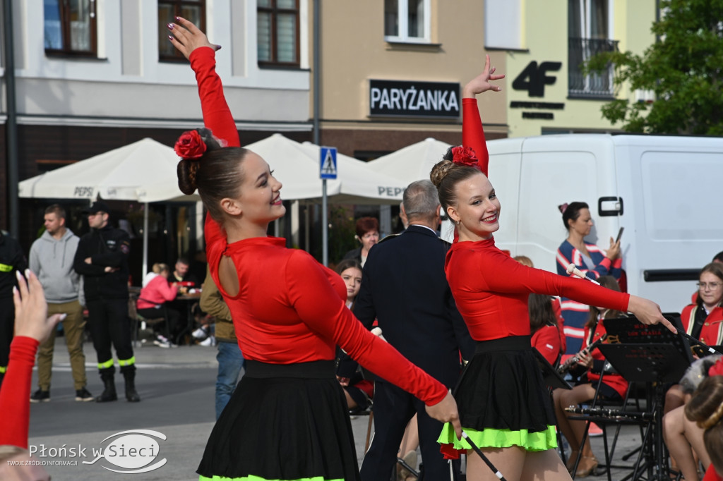 Mażoretki z orkiestrą na dniach patrona