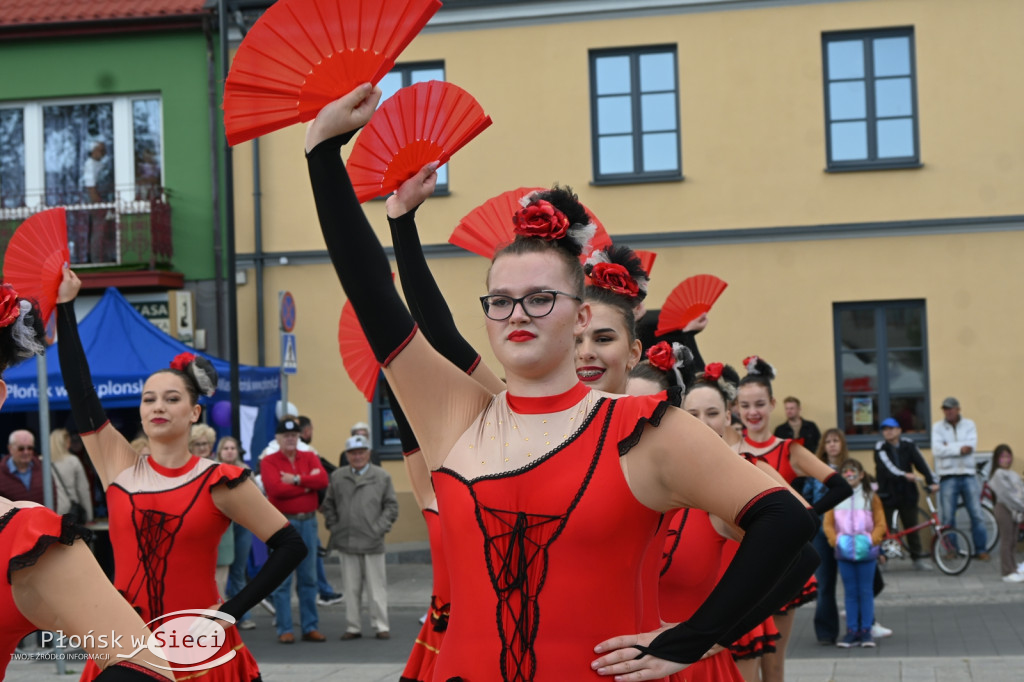 Mażoretki z orkiestrą na dniach patrona