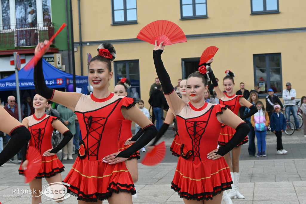 Mażoretki z orkiestrą na dniach patrona