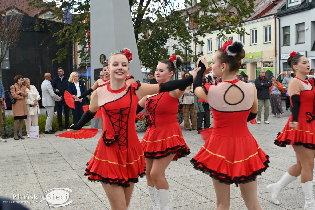 Mażoretki z orkiestrą na dniach patrona