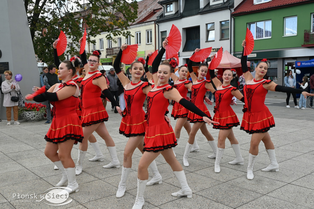 Mażoretki z orkiestrą na dniach patrona