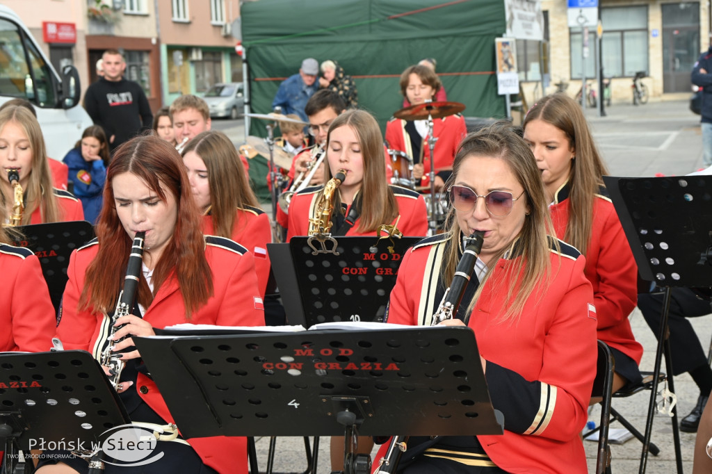 Mażoretki z orkiestrą na dniach patrona