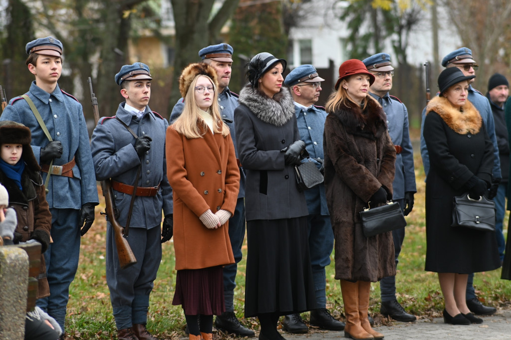 Płońszczanie pod pomnikiem Piłsudskiego