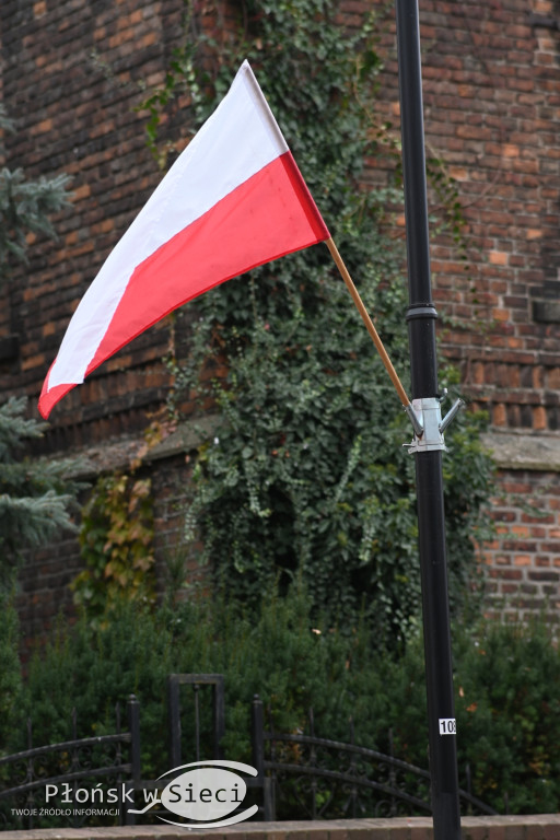 Płońszczanie pod pomnikiem Piłsudskiego