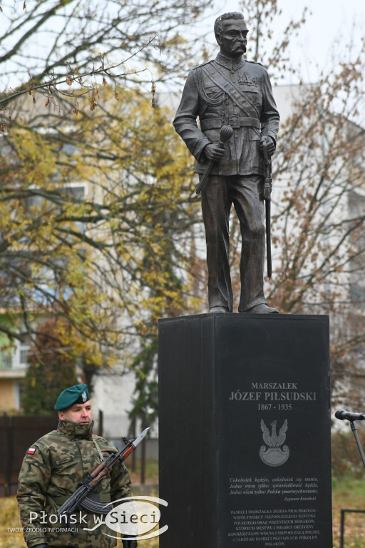 Płońszczanie pod pomnikiem Piłsudskiego