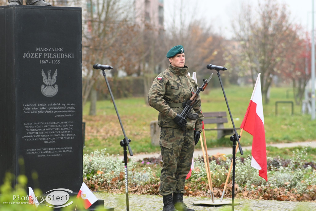 Płońszczanie pod pomnikiem Piłsudskiego