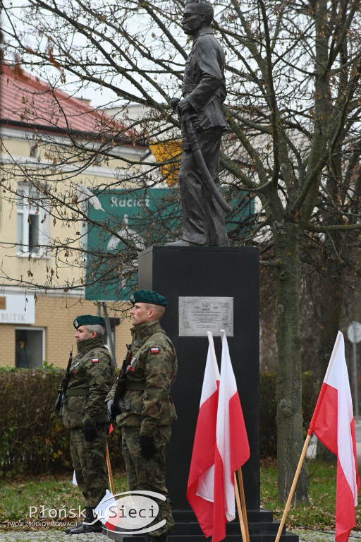 Płońszczanie pod pomnikiem Piłsudskiego