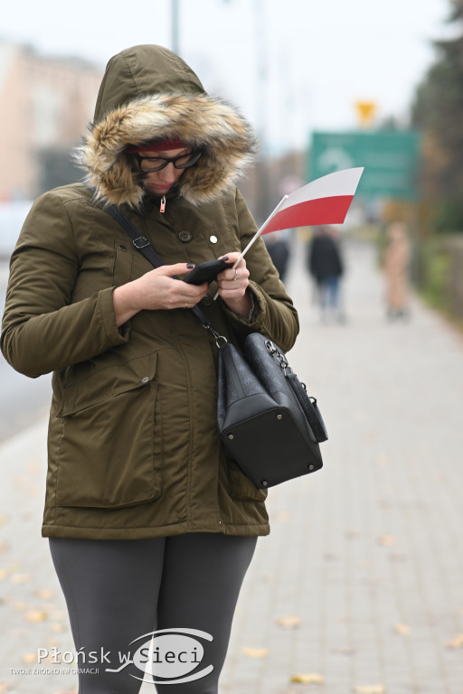 Płońszczanie pod pomnikiem Piłsudskiego