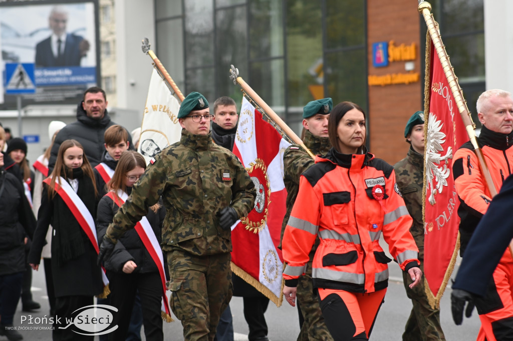 Płońszczanie pod pomnikiem Piłsudskiego