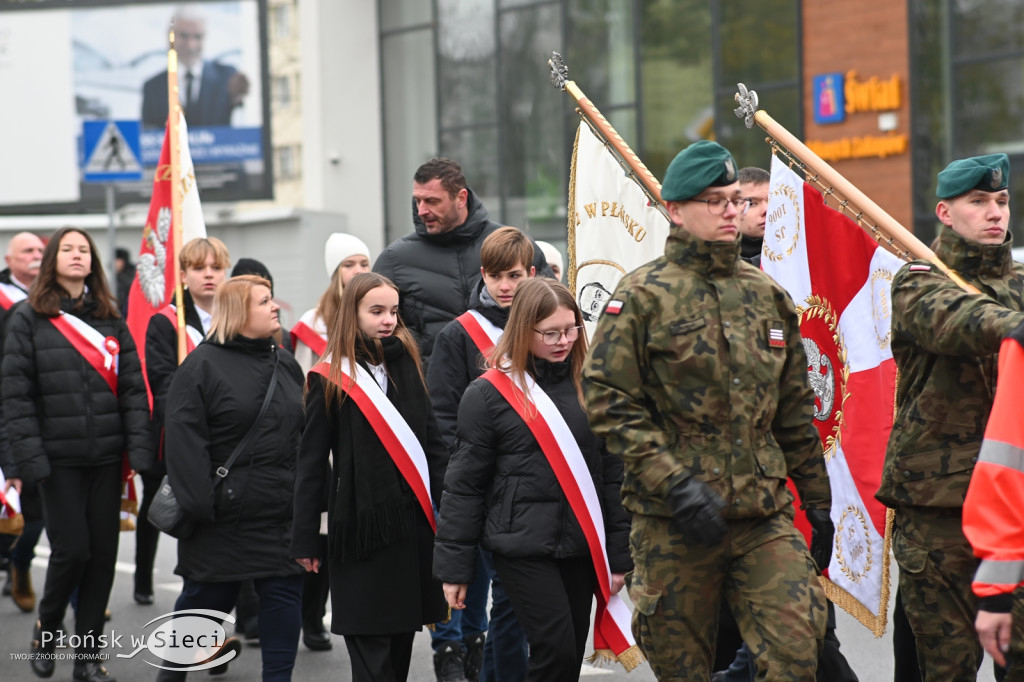 Płońszczanie pod pomnikiem Piłsudskiego